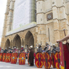 Desfile de soldados romanos ante la Catedral. Derecha, el alcalde y la concejala de Cultura en la inauguración del busto en honor a Galba. FERNANDO OTERO PERANDONES / DL