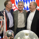 Rummenigge, Heynckes y Hoeness posan con los trofeos logrados por el Bayern en la temporada 2012-13.