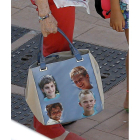 Detalle del bolso de la reina Sofía, con los rostros de sus nietos.