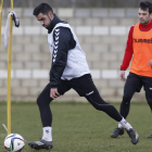 Viti, con Marcos Álvarez detrás, durante un entrenamiento de la Cultural. JESÚS F. SALVADORES