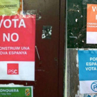 Carteles de la campaña falsa que llama a votar no el 1-O en nombre del PSC, Ciutadans y PPC.