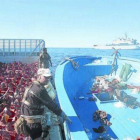 Un barco de la Marina italiana rescata a decenas de inmigrantes, el pasado febrero, frente a Lampedusa.