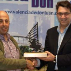 El presidente de Pendones del Reino de León entrega al alcalde el emblema de la asociación.