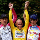 Marco Pantani, escoltado por Jan Ullrich (izquierda) y Bobby Jullich, el podio del Tour de 1998.