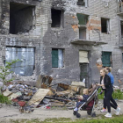 Una madre pasea con sus hijos en las ruinas de Járkov. SERGEY KOZLOV