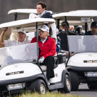 Donald Trump ayer, jugando al golf en vez de participar en la cumbre online del G20. JIM LO SCALZO