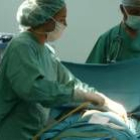 Operación de cirugía estética en un hospital de Ponferrada en una foto de archivo