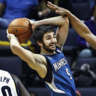 Ricky Rubio trata de lanzar ante Jerryd Bayless (derecha) y Zach Randolph.