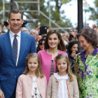 Los Reyes, sus hijas y la reina Sofía, a su llegada a la misa de Pascua en Palma.