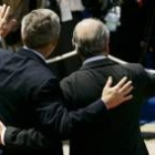 Bush y el presidente chileno, Ricardo Lagos, saludan a los fotógrafos