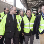 El presidente de Adif, Gonzalo Ferre (primero por la derecha), durante su recorrido en el tren laboratorio entre León y Palencia