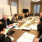 Los miembros del Consorcio del Aeropuerto de León, al principio de la reunión de ayer.