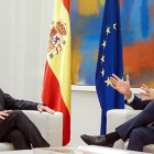 El presidente del Gobierno, Pedro Sanchez  y el comisario europeo de Asuntos Economicos y Monetarios, Pierre Moscovici, en La Moncloa.