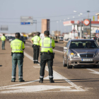 Agentes de la Guardia Civil realizan controles en la N-120 a la altura de Villadangos. F. OTERO PERANDONES