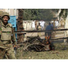 Soldados en la zona de un atentado en Peshawar (Pakistán), ayer 16 de octubre.