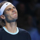 Rafael Nadal se lamenta tras perder un punto ante Roger Federer, en la final de Basilea.
