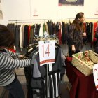 Una mujer busca algo que le guste en la Feria de las Súper Rebajas del año pasado.