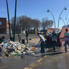 Limpieza de la zona donde se celebró el botellón. DL