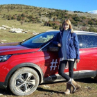 Alba Carrillo, junto a uno de modelos de Peugeot.