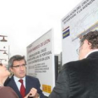 Francisco Fernández, a la izquierda, y Javier Chamorro, a la derecha, explican el proyecto a una rep