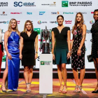 De izquierda a derecha, las tenistas Caroline Garcia, Caroline Wozniacki, Elina Svitolina, Simona Halep, Garbiñe Muguruza, Karolina Pliskova, Venus Williams y Jelena Ostapenko posan tras el sorteo para las Finales de la WTA en Singapur.