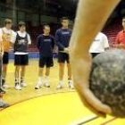 Manolo Cadenas arenga a sus jugadores durante uno de sus últimos entrenamientos