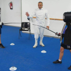 Carlos Escudero en un momento de su clase a los jóvenes alumnos.
