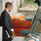 El féretro con los restos mortales de Carmina Ordóñez sale del Instituto Forense de Madrid.