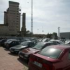 Las obras han agravado las dificultades para encontrar plaza de aparcamiento en el Hospital de León