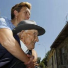 Yoli, la cuidadora de Francisco Fernández, el señor Quico, le abraza a la puerta de su casa «d