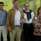 Luis del Valle y Emma Graña reciben su trofeo de manos de Bernardo Oreja