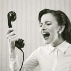 Una mujer grita al teléfono.