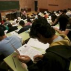 Estudiantes de León durante las pruebas de selectividad de junio