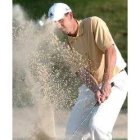 Sergio García saca la bola del bunker en el hoyo 18 en la jornada de ayer