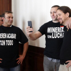 El líder de Podemos, Pablo Iglesias, se hace una foto con un trabajador de Minera Astur-Leonesa antes de la reunión que la formación ha mantenido hoy en el Congreso con trabajadores y representantes del Comité de Empresa de la compañía minera.