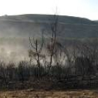 Una colina separó el fuego declarado a media tarde de las casas del pueblo en San Esteban del Toral