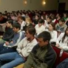 Los alumnos de cuarto de ESO del colegio Leónes «San Isidoro», durante el encuentro con Moure