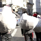 Un grupo de manteros se dirige hacia sus posiciones en la Gran Vía de Madrid.