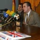 Fermín Blanco, en el centro, junto a Cecilio Garrido, ayer durante la rueda de prensa