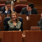 Tomás Villanueva, Pilar del Olmo y Juan Vicente Herrera charlan en el Pleno de las Cortes