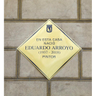 Detalle de la placa colocada en el número 19 de la calle Argensola.