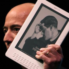 Jeff Bezos, con uno de sus Kindle.