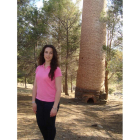 Rosario Navas Cobo ante la chimenea de expansión de humos del horno de fundición de los restos arqueológicos de las fundiciones mineras de 1845 en  Lanteira (Granada).
