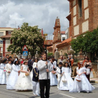 La procesión con los niños y la banda de las Tres Caídas se celebra el día 11 tras la misa de mediodía. DL