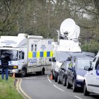 Un camión de la policía y unidades móviles de televisión cerca de la vivienda de Berezovski.