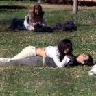 Una pareja se entretiene en un día soleado en el campus universitario de Granada
