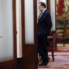 El presidente del Gobierno, Mariano Rajoy, en los pasillos del Congreso de los Diputados donde hoy tiene la lugar la primera sesión de control al Gobierno de 2017.