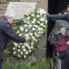 Colocan una corona de flores en la casa del padre de Fidel en presencia de su prima. ELISEO TRIGO