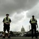 Dos policías estadounidenses vigilan los alrededores de El Capitolio, uno de los posibles objetivos