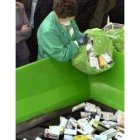 Una farmacéutica arroja medicamentos al contenedor Sigre